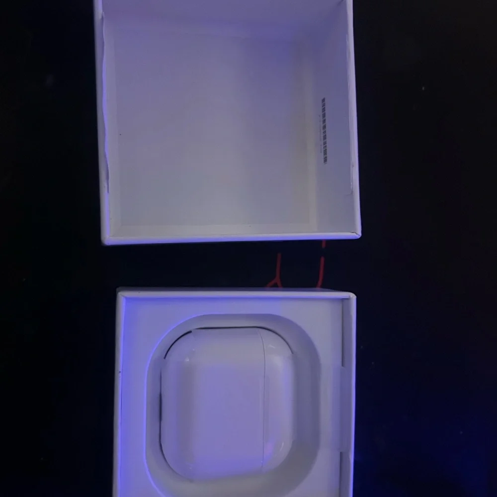 Selling Apple AirPods 4 (ANC) Asking price $150